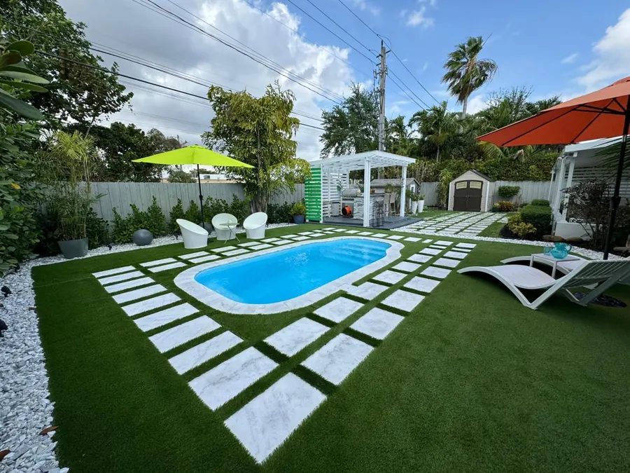 Piscina Daytona con césped artificial y pavers blancos