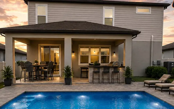 Diseño del mismo patio con piscina, deck de pavers y cocina exterior