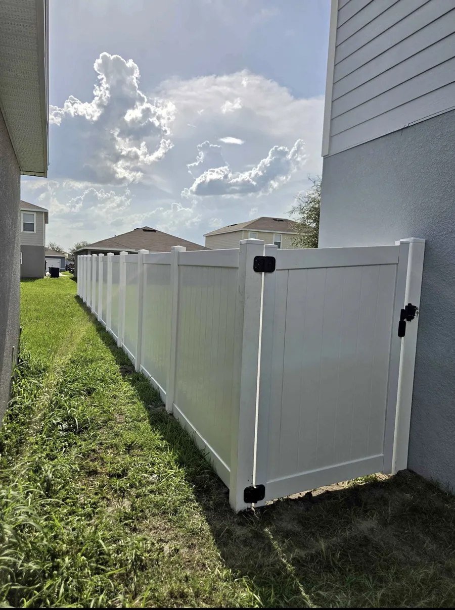Side yard fence with gate
