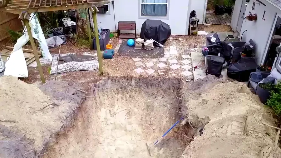 Excavación del hoyo, piscina Key West K5 en Sanford, FL