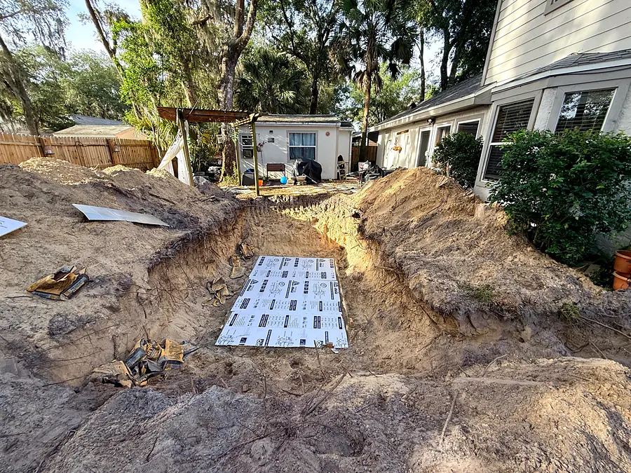 Excavación del hoyo, piscina Key West K5 en Sanford, FL