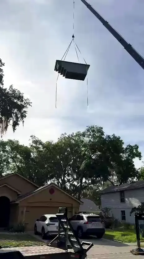 La grúa trae la piscina, piscina Key West K5 en Sanford, FL