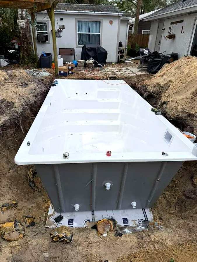 Colocación y nivelación del casco, piscina Key West K5 en Sanford, FL