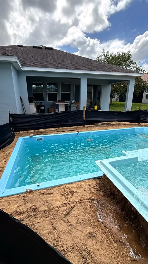 Pared del spa y pavers, piscina Key West K6 + spa en Winter Garden, FL