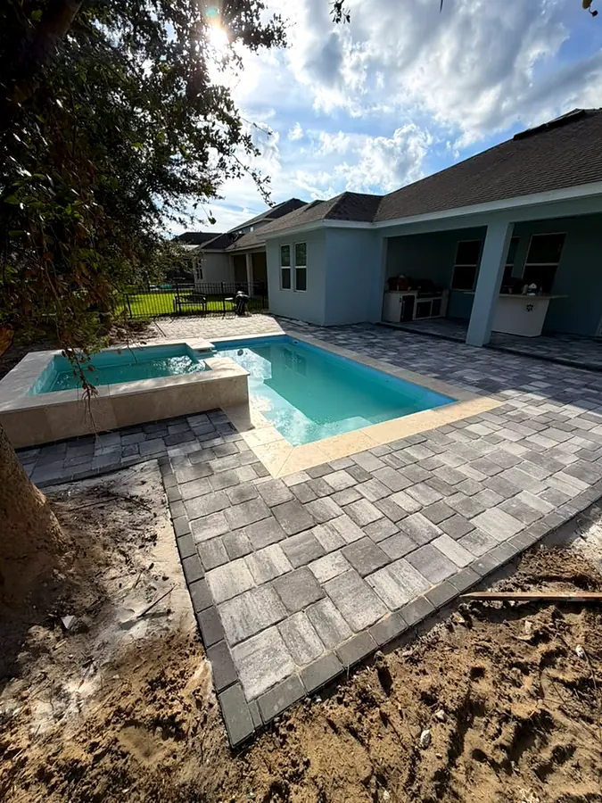 Pared del spa y pavers, piscina Key West K6 + spa en Winter Garden, FL