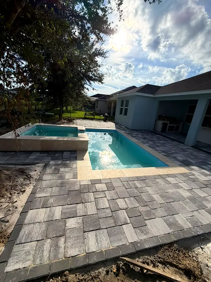 Pared del spa y pavers, piscina Key West K6 + spa en Winter Garden, FL